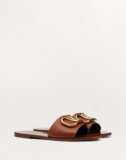VLOGO SIGNATURE SLIDE SANDAL IN GRAINY COWHIDE WITH ACCESSORY
