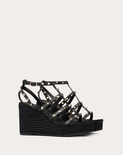 ROCKSTUD ANKLE STRAP WEDGE SANDAL IN CALFSKIN LEATHER 95 MM